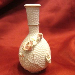 VTG BUD VASE, WHITE W/3D ROSES & LEAVES, DIMPLED, GOLD ACCENTS